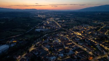 Sicilya 'daki barok bir mücevherin üstündeki Modika çikolatası, dolambaçlı sokakları ve nefes kesici yamaç manzarasıyla ünlüdür. Gökyüzünden hayranlık duyulan zamansız bir şehir.