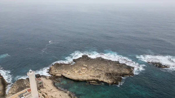 Kayalıklı ve dalgalı deniz manzarası.