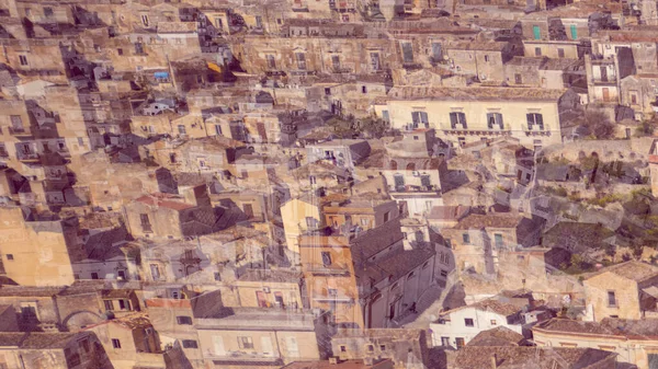 Sicilya 'daki barok bir mücevherin üstündeki Modika çikolatası, dolambaçlı sokakları ve nefes kesici yamaç manzarasıyla ünlüdür. Gökyüzünden hayranlık duyulan zamansız bir şehir.