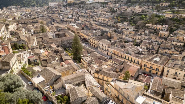 Sicilya 'daki barok bir mücevherin üstündeki Modika çikolatası, dolambaçlı sokakları ve nefes kesici yamaç manzarasıyla ünlüdür. Gökyüzünden hayranlık duyulan zamansız bir şehir.