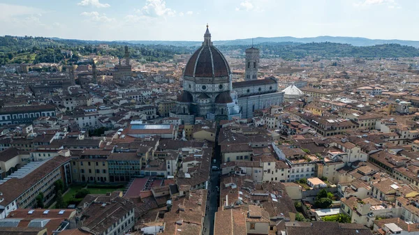Sicilya 'da bir köyün gece ışıkları sıcak çatılar, dolambaçlı sokaklar ve İtalya' nın sonsuz cazibesi.