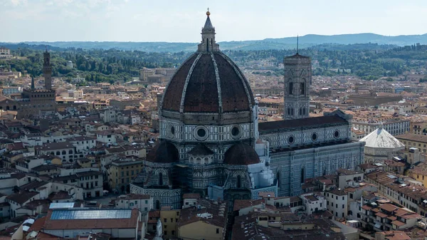 Sicilya 'da bir köyün gece ışıkları sıcak çatılar, dolambaçlı sokaklar ve İtalya' nın sonsuz cazibesi.
