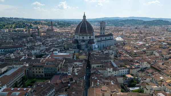 Sicilya 'da bir köyün gece ışıkları sıcak çatılar, dolambaçlı sokaklar ve İtalya' nın sonsuz cazibesi.