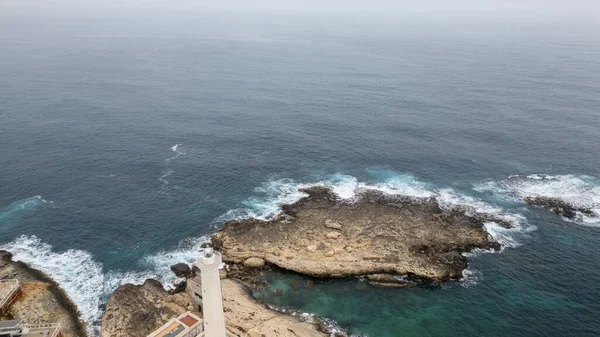 Sicilya 'dan gelen yalnız bir deniz feneri sonsuz denize karşı dimdik ayakta, engebeli Akdeniz kıyısında gemilere rehberlik ediyor..
