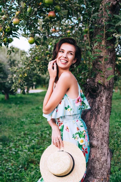 Yaz aylarında elma bahçesinde kız
