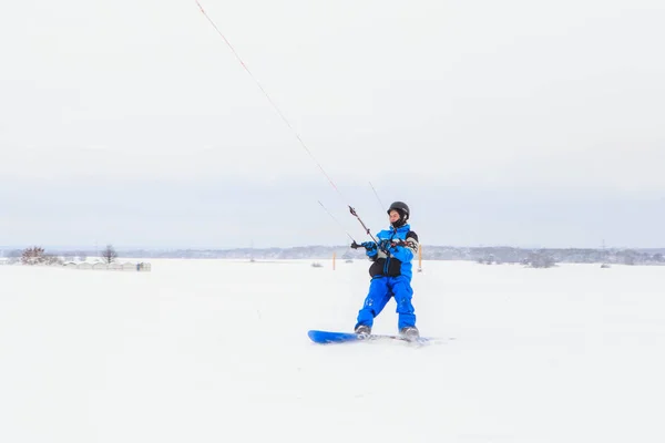 Jovem Mulher Azul Roupas Inverno Capacete Montando Snowboard Durante Dia — Fotografia de Stock