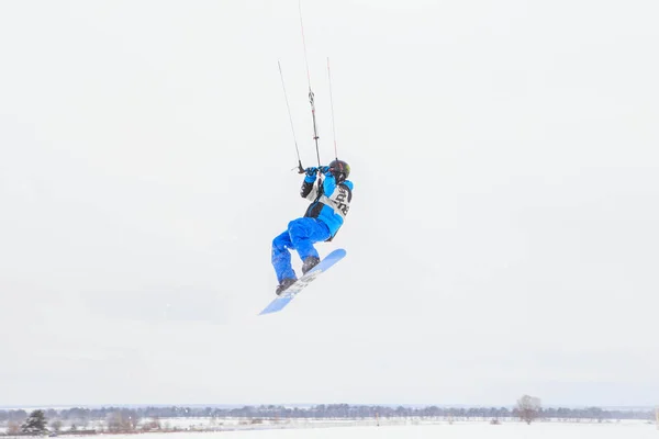 Mujer Joven Con Ropa Azul Invierno Casco Montado Snowboard Durante — Foto de Stock