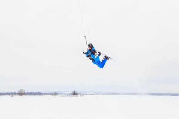 Mujer Joven Con Ropa Azul Invierno Casco Montado Snowboard Durante — Foto de Stock