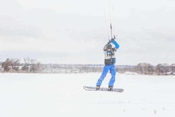 Jovem Mulher Azul Roupas Inverno Capacete Montando Snowboard Durante Dia — Fotografia de Stock