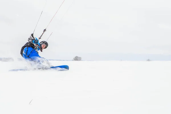 Mujer Joven Con Ropa Azul Invierno Casco Montado Snowboard Durante — Foto de Stock