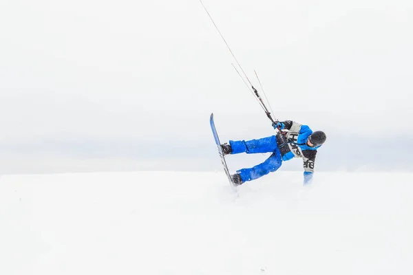Mann Fährt Winter Drachen — Stockfoto