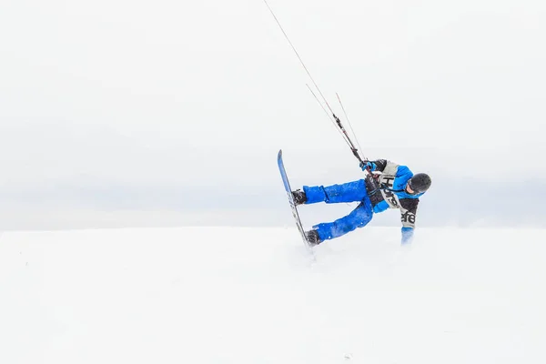 Hombre Monta Una Cometa Invierno — Foto de Stock