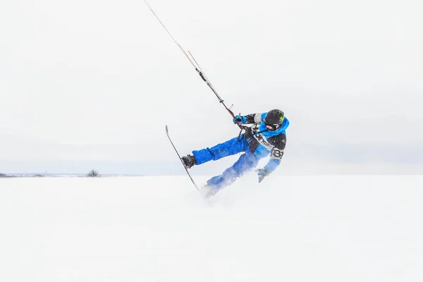 Mann Fährt Winter Drachen — Stockfoto