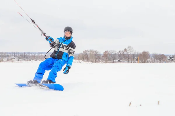 Uomo Cavalca Aquilone Inverno — Foto Stock