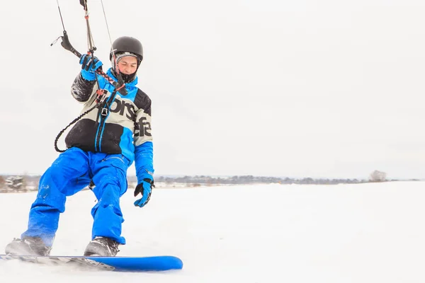 Uomo Cavalca Aquilone Inverno — Foto Stock