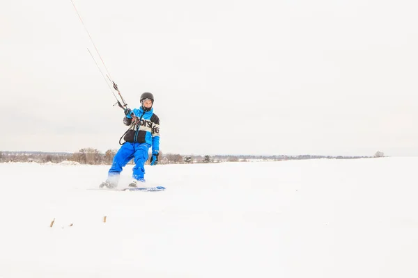 Uomo Cavalca Aquilone Inverno — Foto Stock