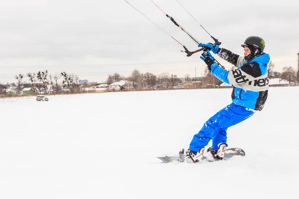 Uomo Cavalca Aquilone Inverno — Foto Stock