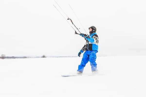 Uomo Cavalca Aquilone Inverno — Foto Stock