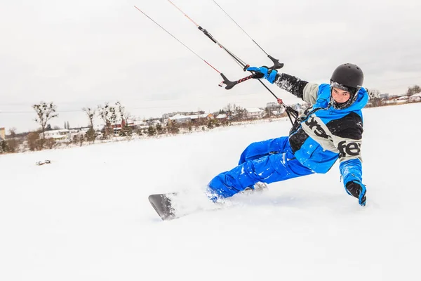 Uomo Cavalca Aquilone Inverno — Foto Stock