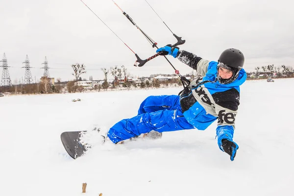 Uomo Cavalca Aquilone Inverno — Foto Stock