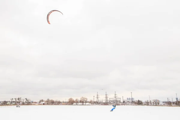 Hombre Monta Una Cometa Invierno — Foto de Stock