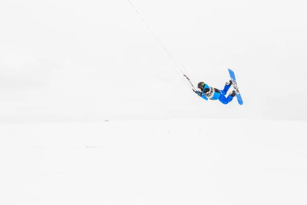 人类在冬天骑风筝 — 图库照片