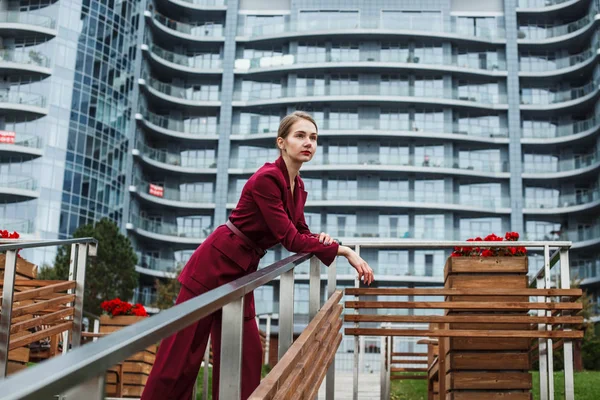 Ragazza Abito Rosso Città Immagine Stock