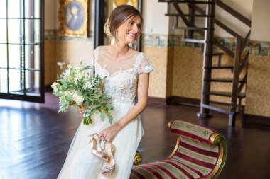 Güzel Bayan gelinlik koltuk üzerinde poz