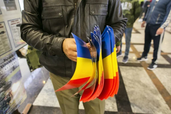 Muž Který Držel Mnoho Rumunských Vlajky — Stock fotografie