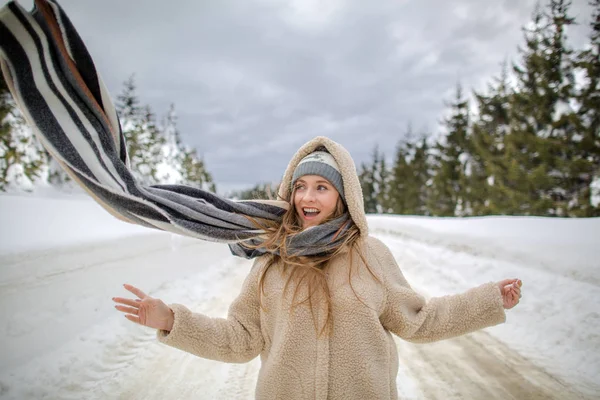 Mooie Blonde Meisje Met Trooster Hoed Poseren Sneeuw — Stockfoto