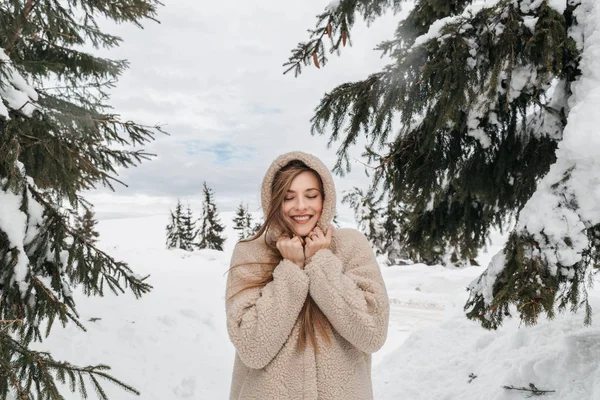 Winter Vrouw Sneeuw Buiten Natuur Portret Close Buiten Sneeuw — Stockfoto