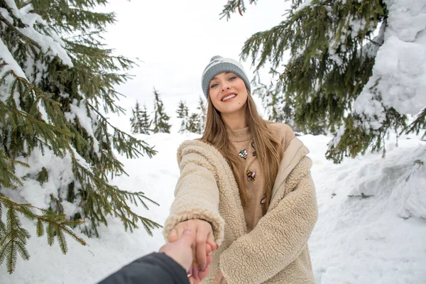 Νέοι Ρομαντικό Ζευγάρι Περπάτημα Στο Χιόνι Δάσος Υπαίθριο Καυκάσιος Γυναίκα Εικόνα Αρχείου