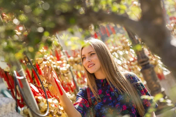 Krásná Blond Dívka Pózuje Venku Poblíž Starého Chrámu — Stock fotografie