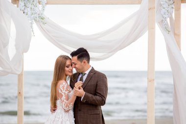 Sahilde poz güzel düğün çifti