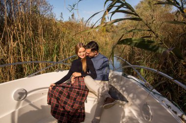 Teknede poz güzel düğün çifti