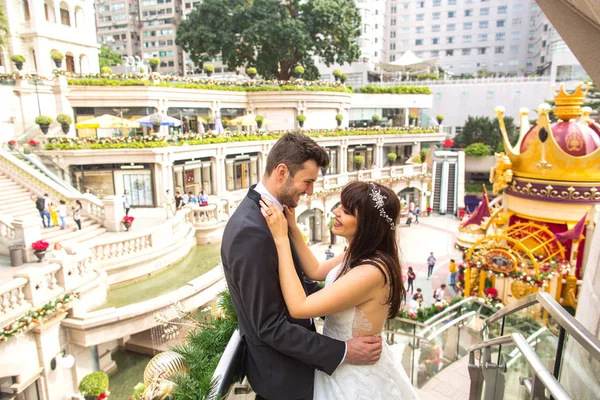 Свадебная Пара Позирует Новом Торговом Центре Гонконге — стоковое фото