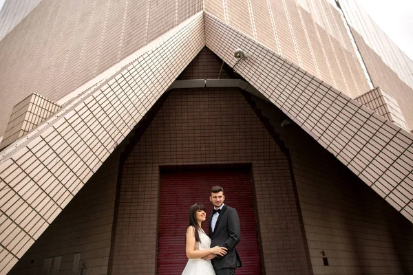 Hermosa Pareja Boda Posando Cerca Estructura Blanca —  Fotos de Stock