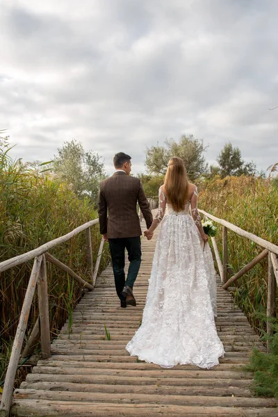 Beautiful Wedding Couple Posing Wooden Bridge Village — Stock Photo, Image