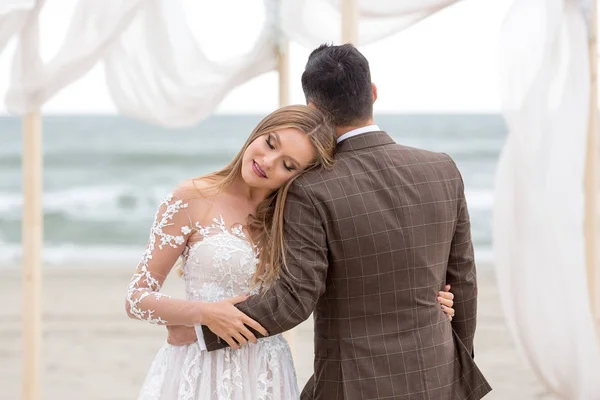 Schönes Hochzeitspaar Posiert Strand — Stockfoto