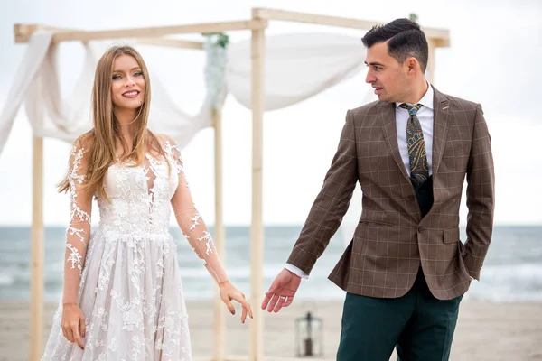 Beautiful Wedding Couple Posing Beach — Stock Photo, Image