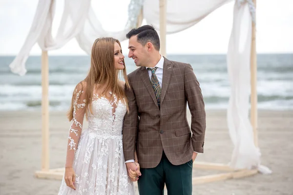 Hermosa Pareja Boda Posando Playa — Foto de Stock