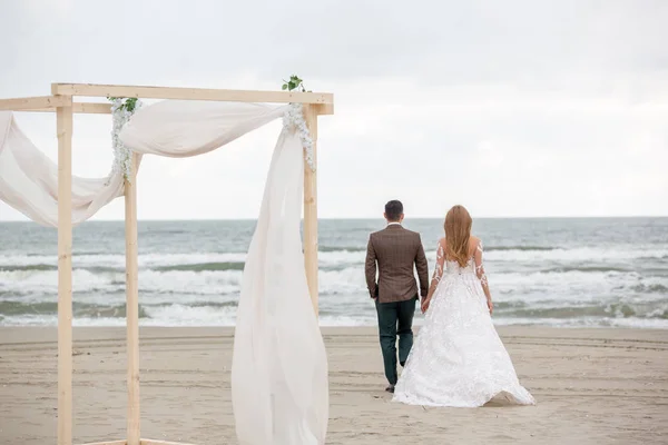 Beau Couple Mariage Posant Sur Plage — Photo