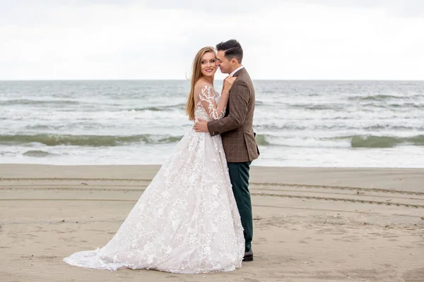 Schönes Hochzeitspaar Posiert Strand — Stockfoto