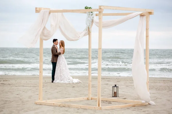 Beautiful Wedding Couple Posing Beach — Stock Photo, Image