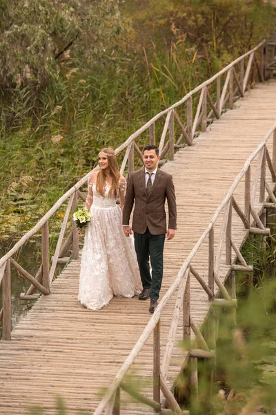 Beautiful Wedding Couple Posing Wooden Bridge — Stock Photo, Image