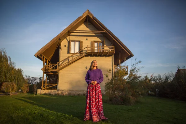 Vacker Blond Tjej Som Poserar Solen Framför Huset — Stockfoto
