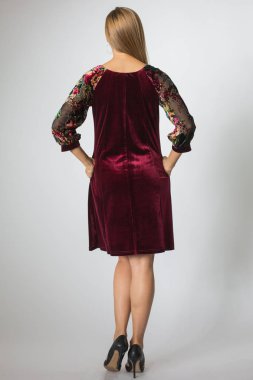 Sarışın model kiraz renkli elbiseyle poz