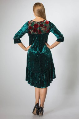 Yeşil elbise poz güzel beyaz kız