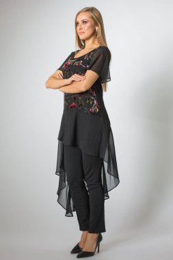 Beyaz kız siyah pantolon ve bluz poz