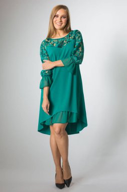 Yeşil elbise poz güzel beyaz kız